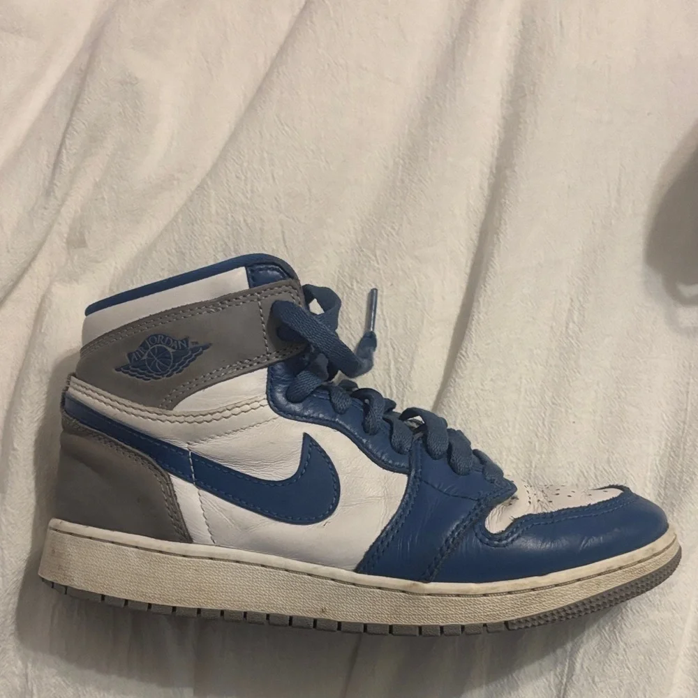 Jordan 1 Sneakers in Blue and White - Picture 2 of 3